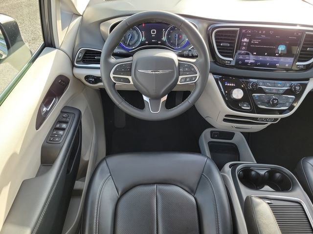 Used 2023 Chrysler Pacifica Touring-L image 16
