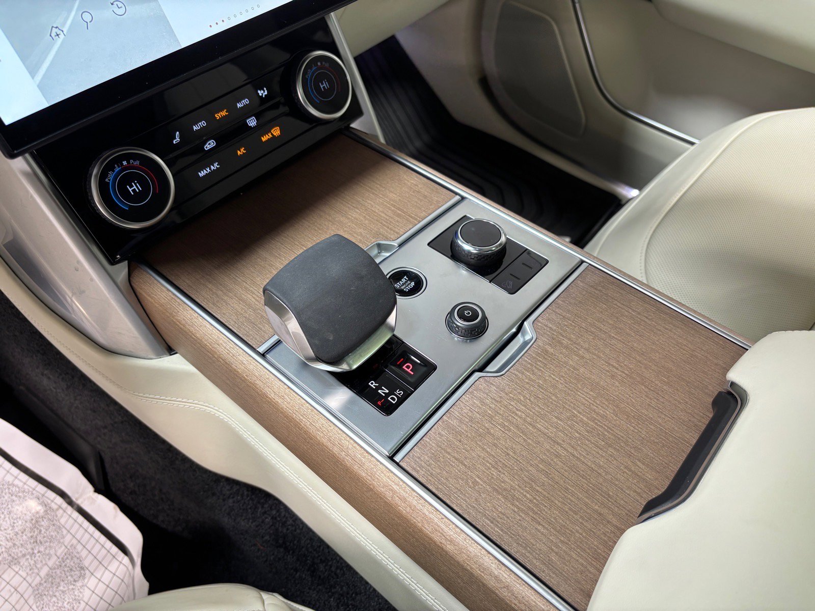 Used 2023 Land Rover Range Rover SE image 14