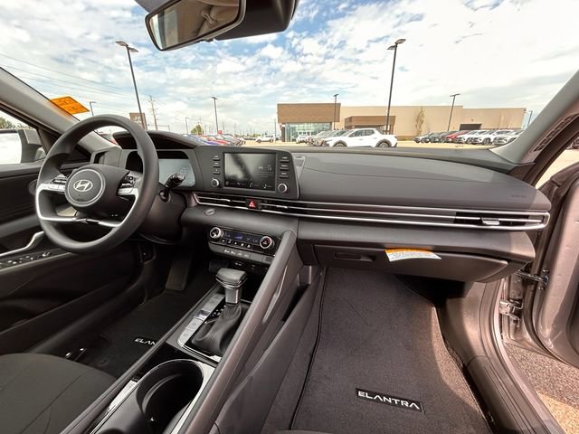 New 2025 Hyundai Elantra Blue image 23
