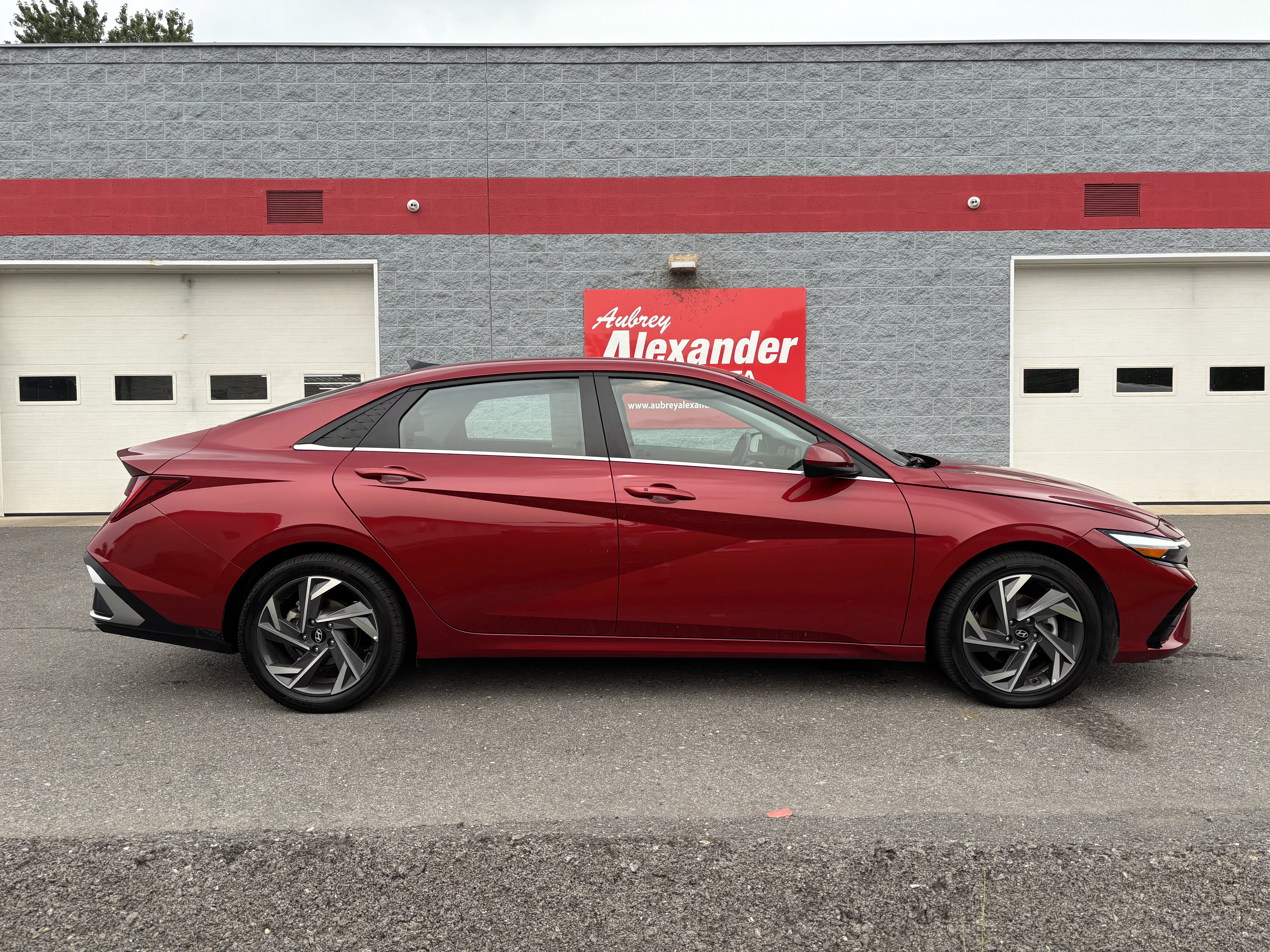 Used 2025 Hyundai Elantra SEL FWD image 2