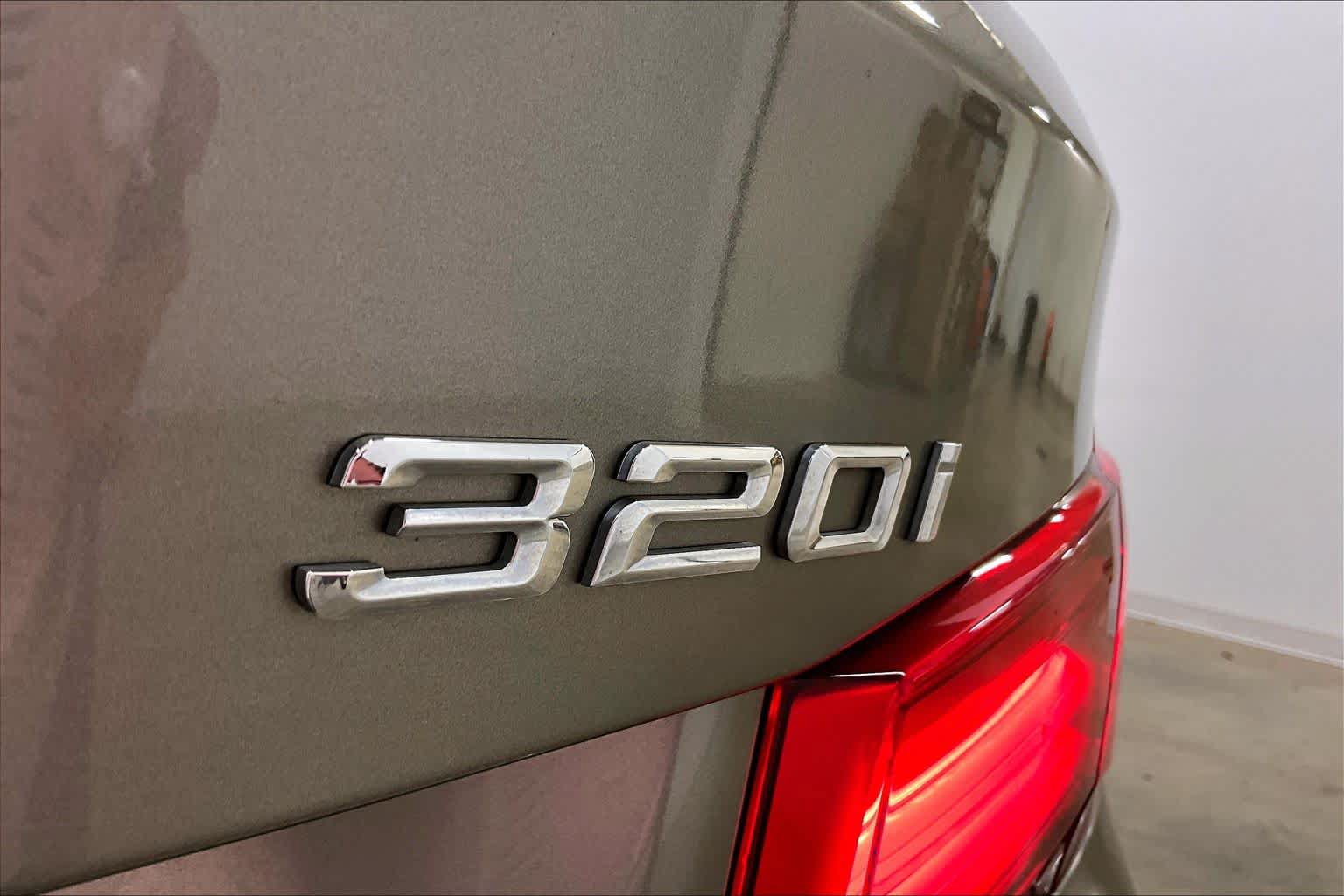 Used 2018 BMW 320i Sedan RWD image 10