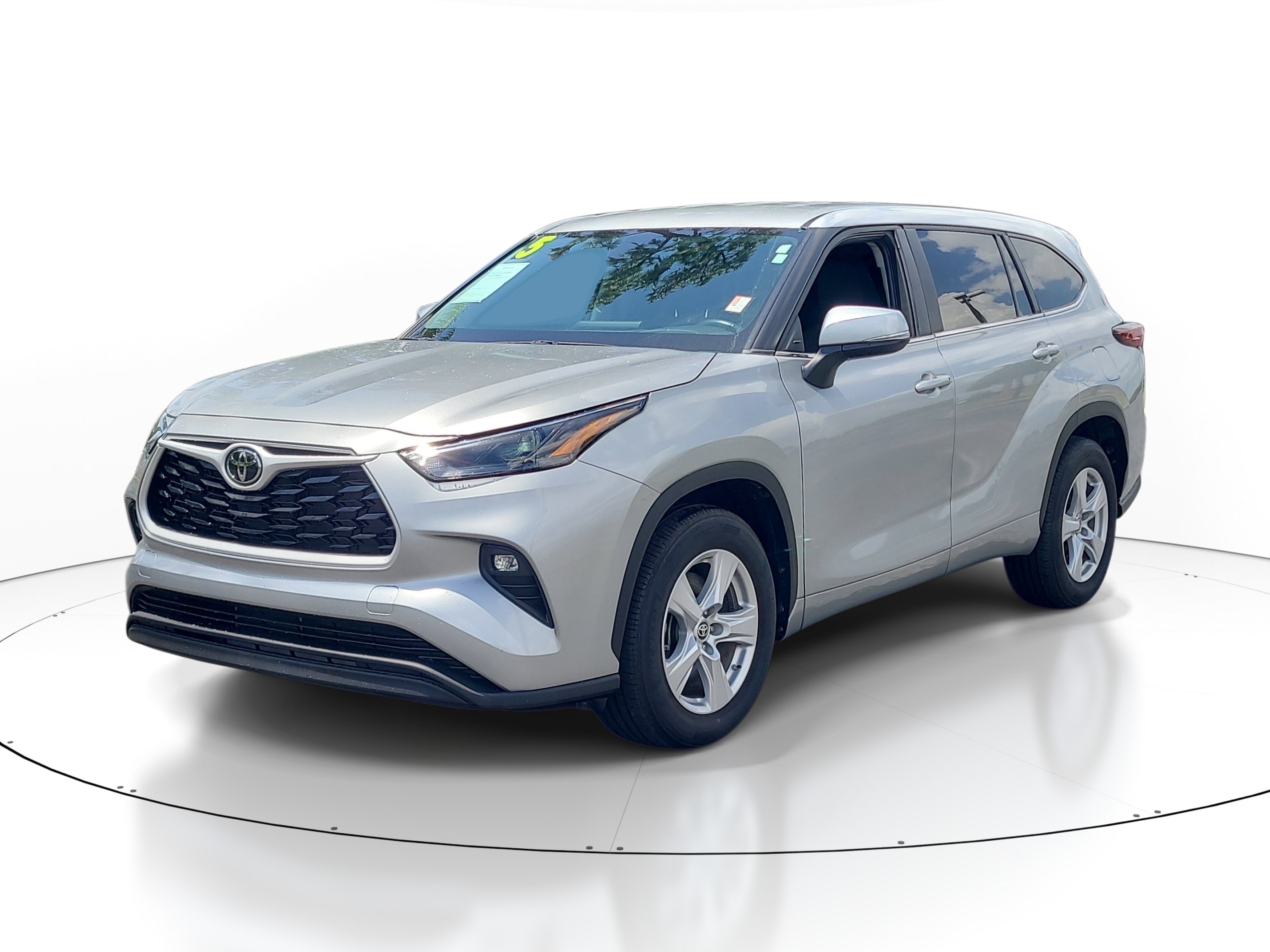Used 2025 Toyota Highlander LE FWD image 3