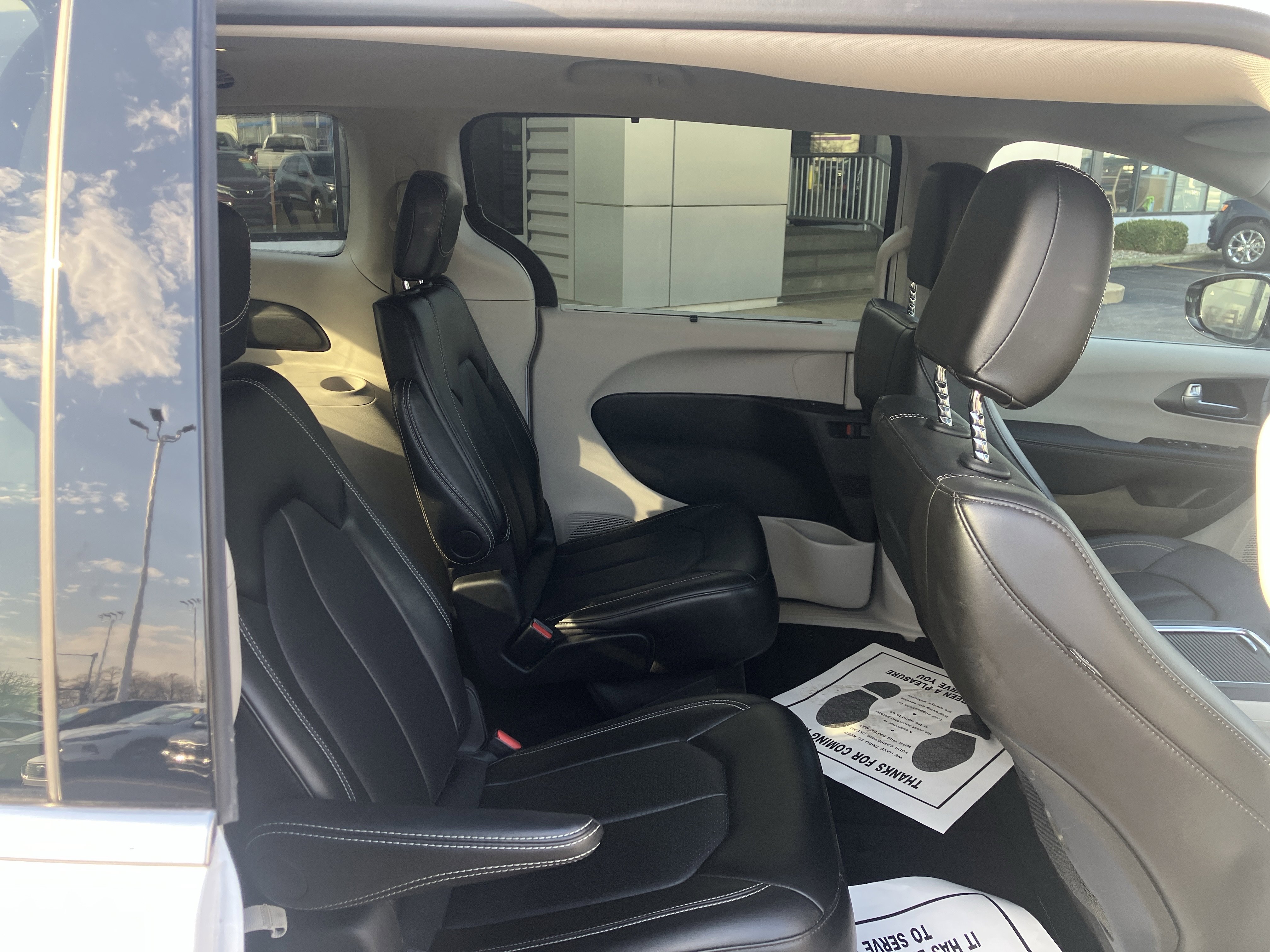 Used 2024 Chrysler Pacifica Touring-L image 11