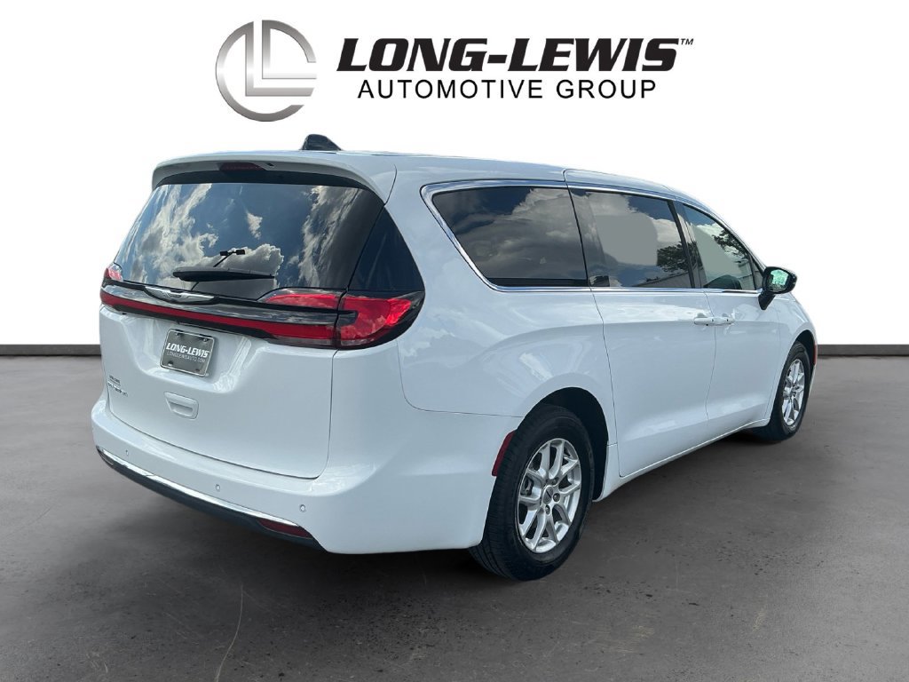 Used 2024 Chrysler Pacifica Touring FWD image 7