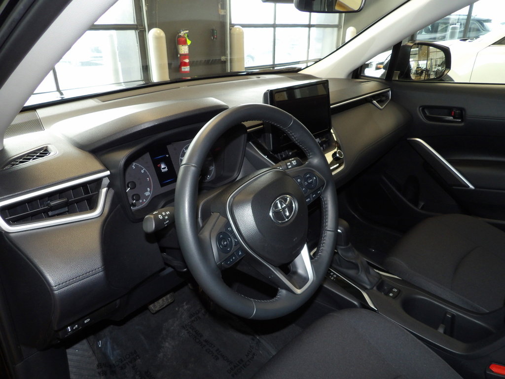 Used 2025 Toyota Corolla Cross LE image 24