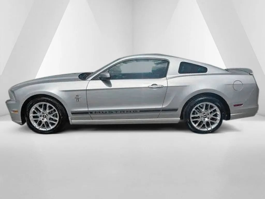 Used 2013 Ford Mustang Premium RWD image 4