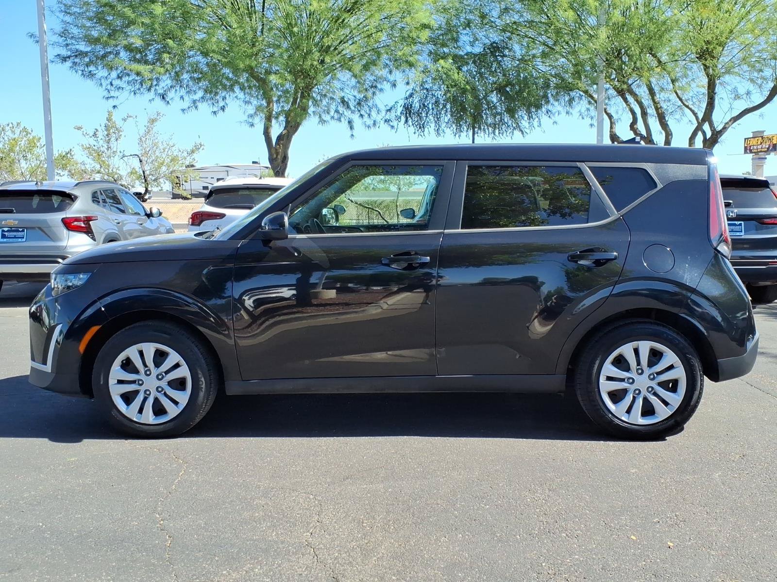 Used 2023 Kia Soul LX FWD image 2