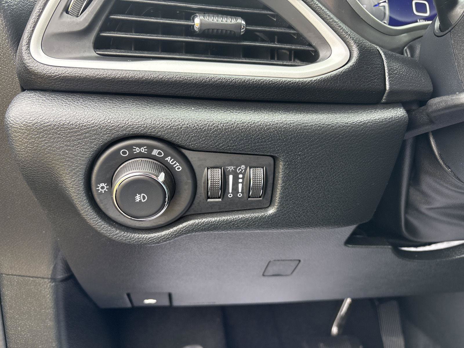 Used 2026 Chrysler Pacifica Select FWD image 21