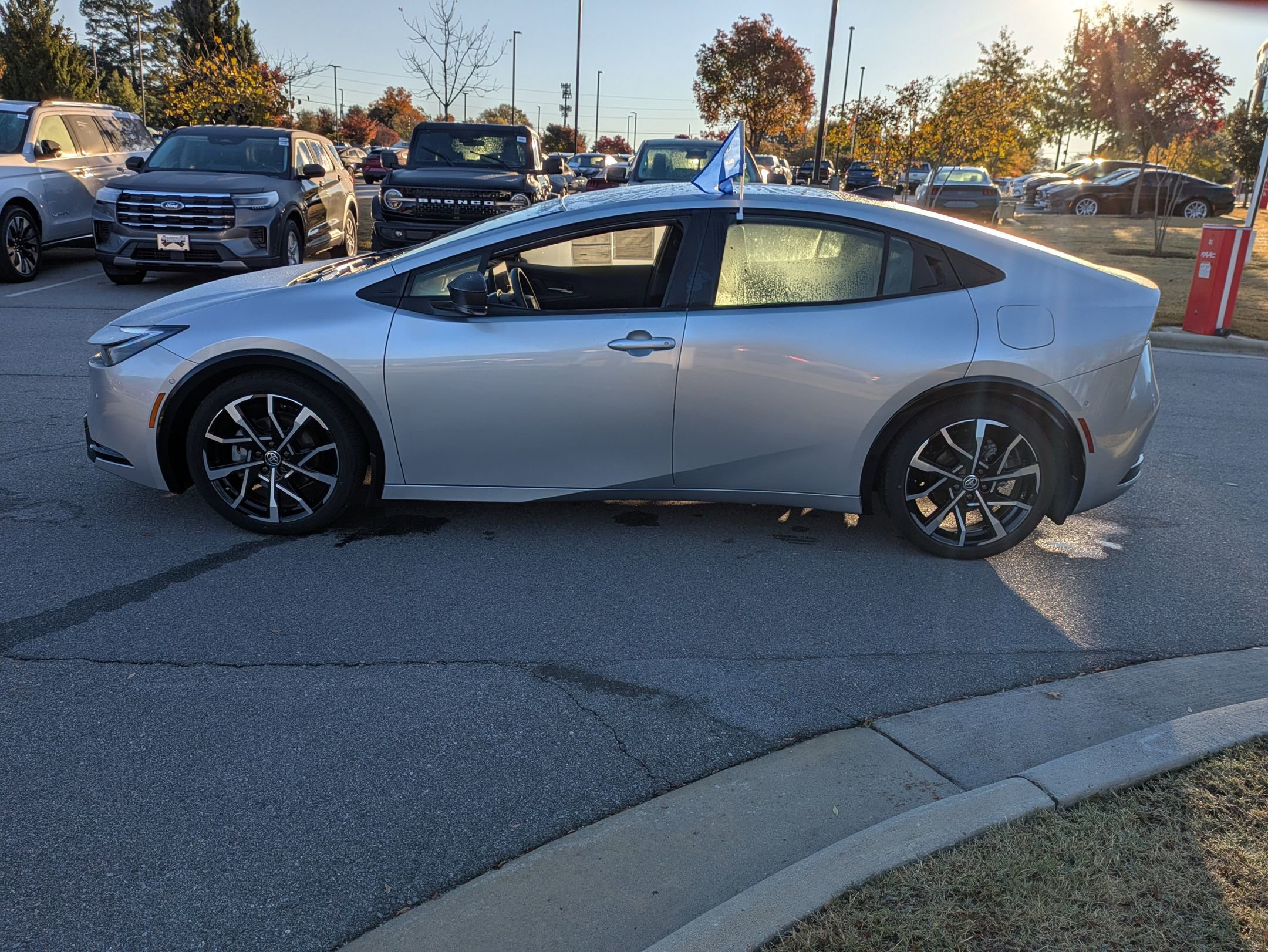 Used 2025 Toyota Prius Plug-In Hybrid image 7