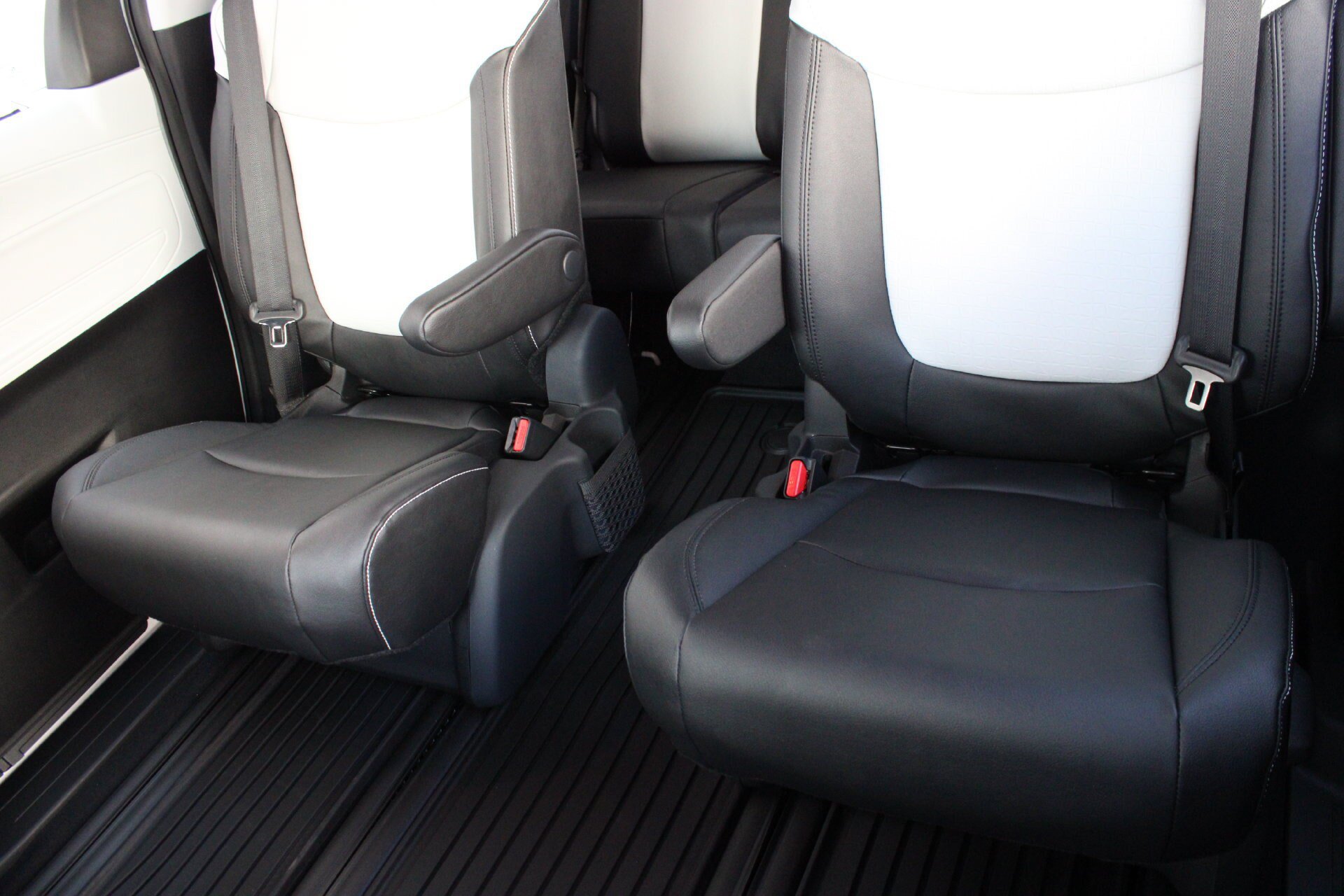 New 2026 Toyota Sienna XSE FWD image 19