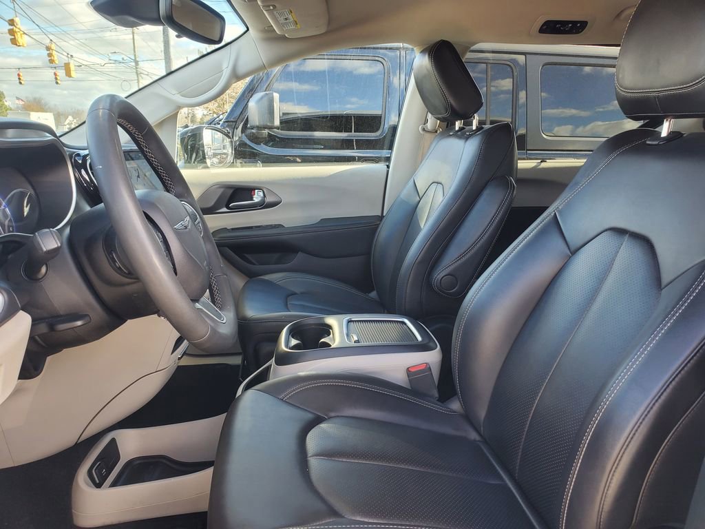 Used 2024 Chrysler Pacifica Touring-L image 15