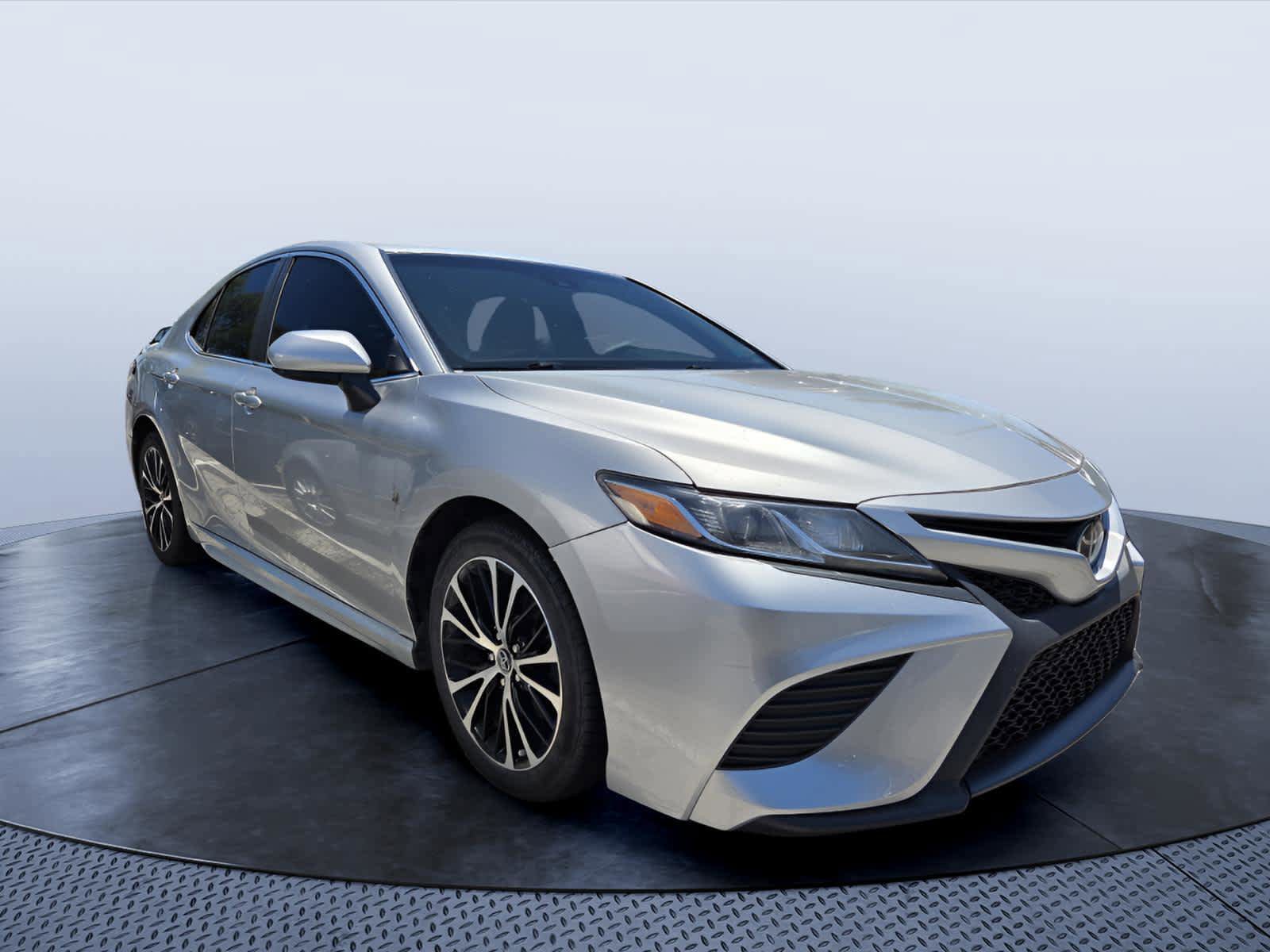 Used 2018 Toyota Camry SE w/ Moonroof Package FWD image 1