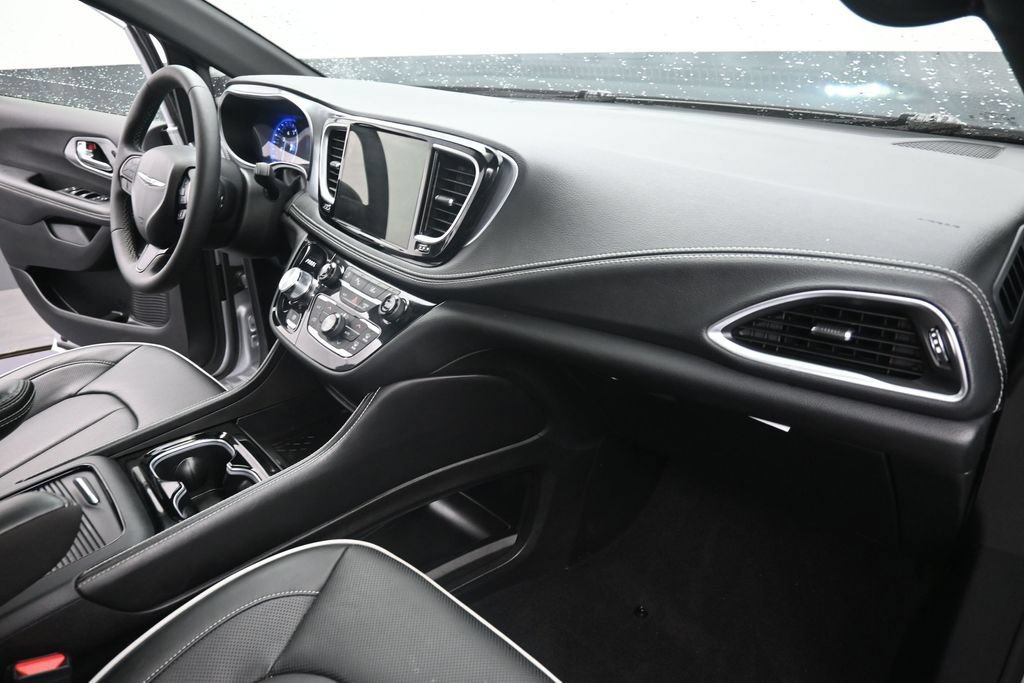 Used 2026 Chrysler Pacifica Limited w/ S Appearance Package FWD image 26