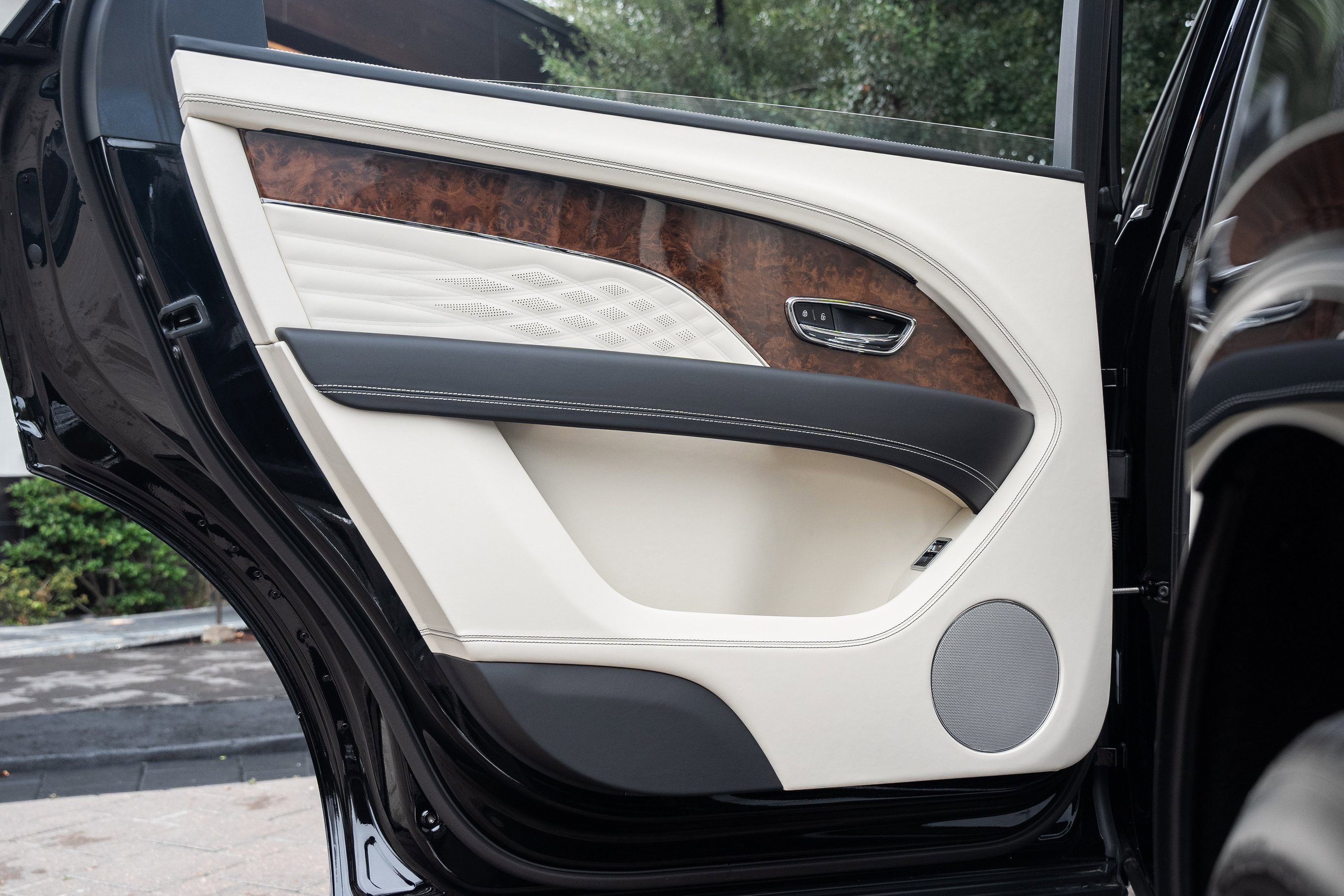 Used 2024 Bentley Bentayga Extended Wheelbase image 26