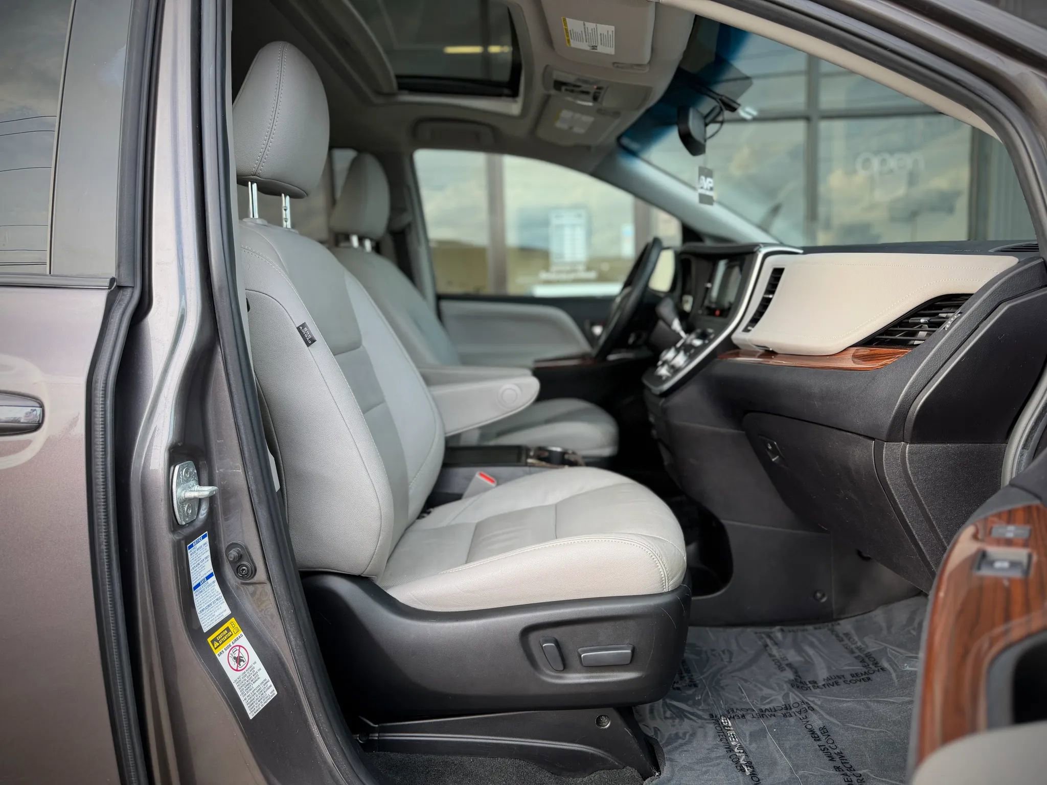 Used 2017 Toyota Sienna Limited image 17