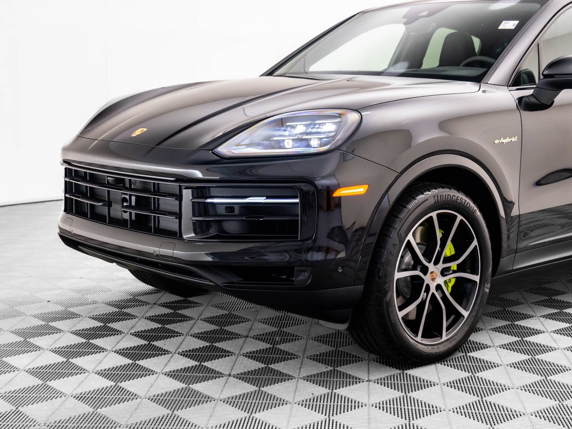 Certified 2025 Porsche Cayenne E-Hybrid Coupe AWD/4WD image 32