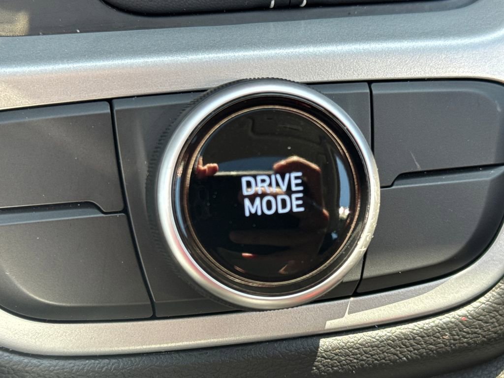 Used 2025 Hyundai Venue SEL image 35