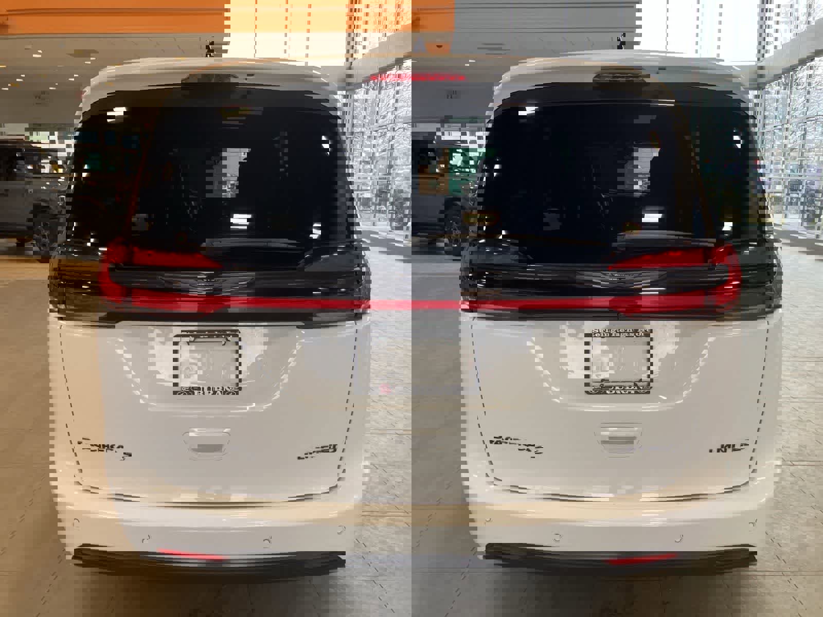 Used 2025 Chrysler Pacifica Limited image 6