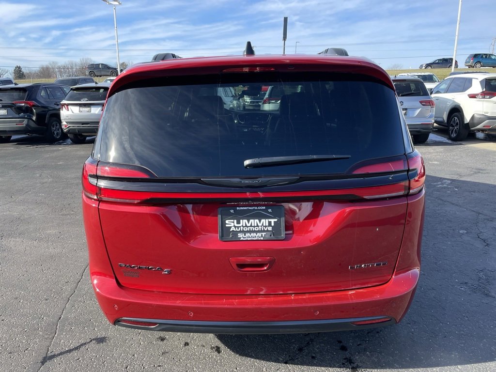 Used 2025 Chrysler Pacifica Limited image 34