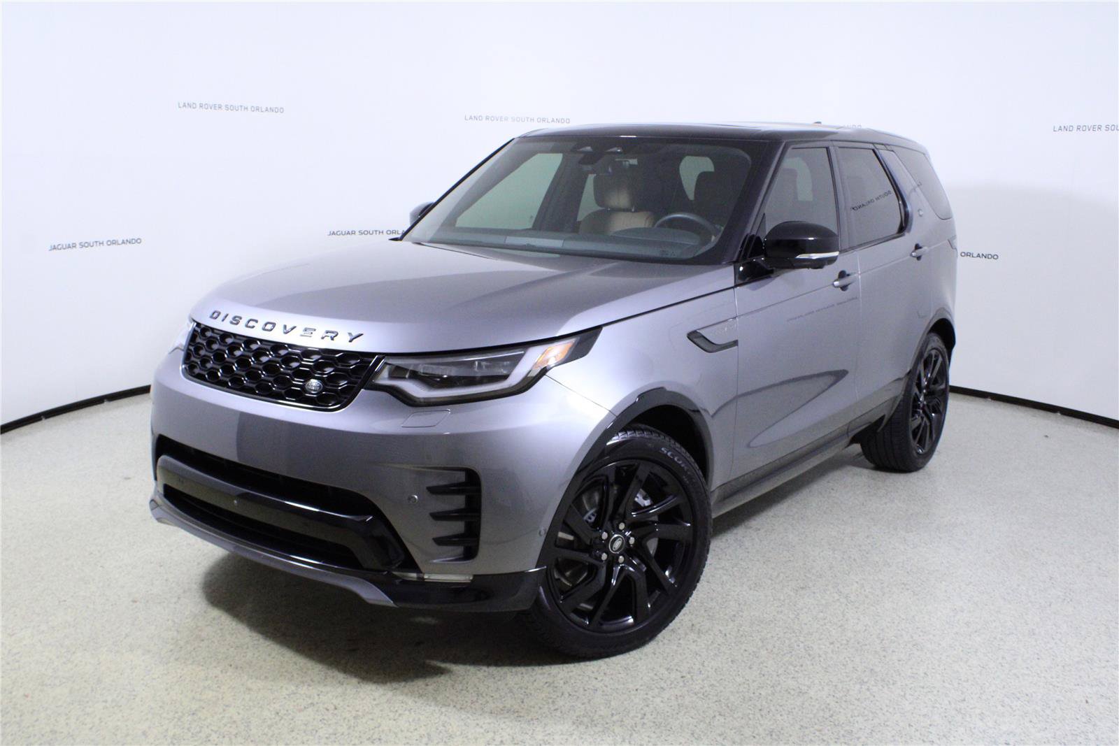 Used 2025 Land Rover Discovery Dynamic SE AWD/4WD image 1