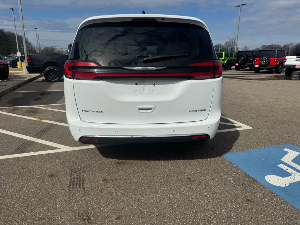 Used 2023 Chrysler Pacifica Limited image 8