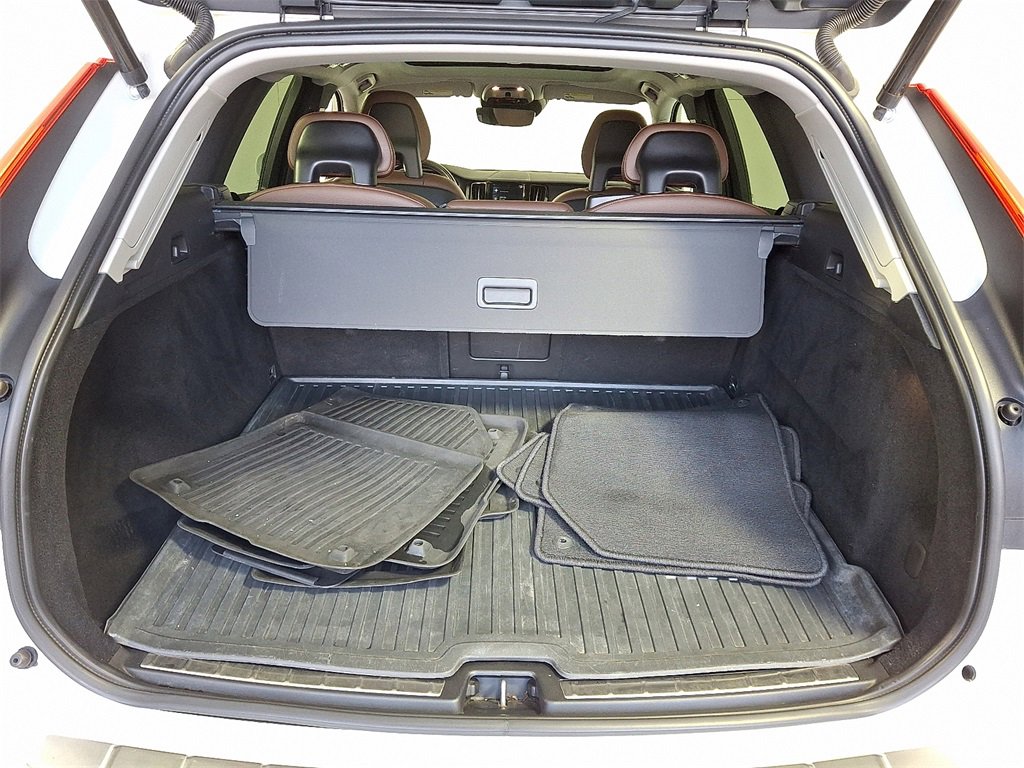 Used 2018 Volvo XC60 T5 Momentum w/ Vision Package image 32