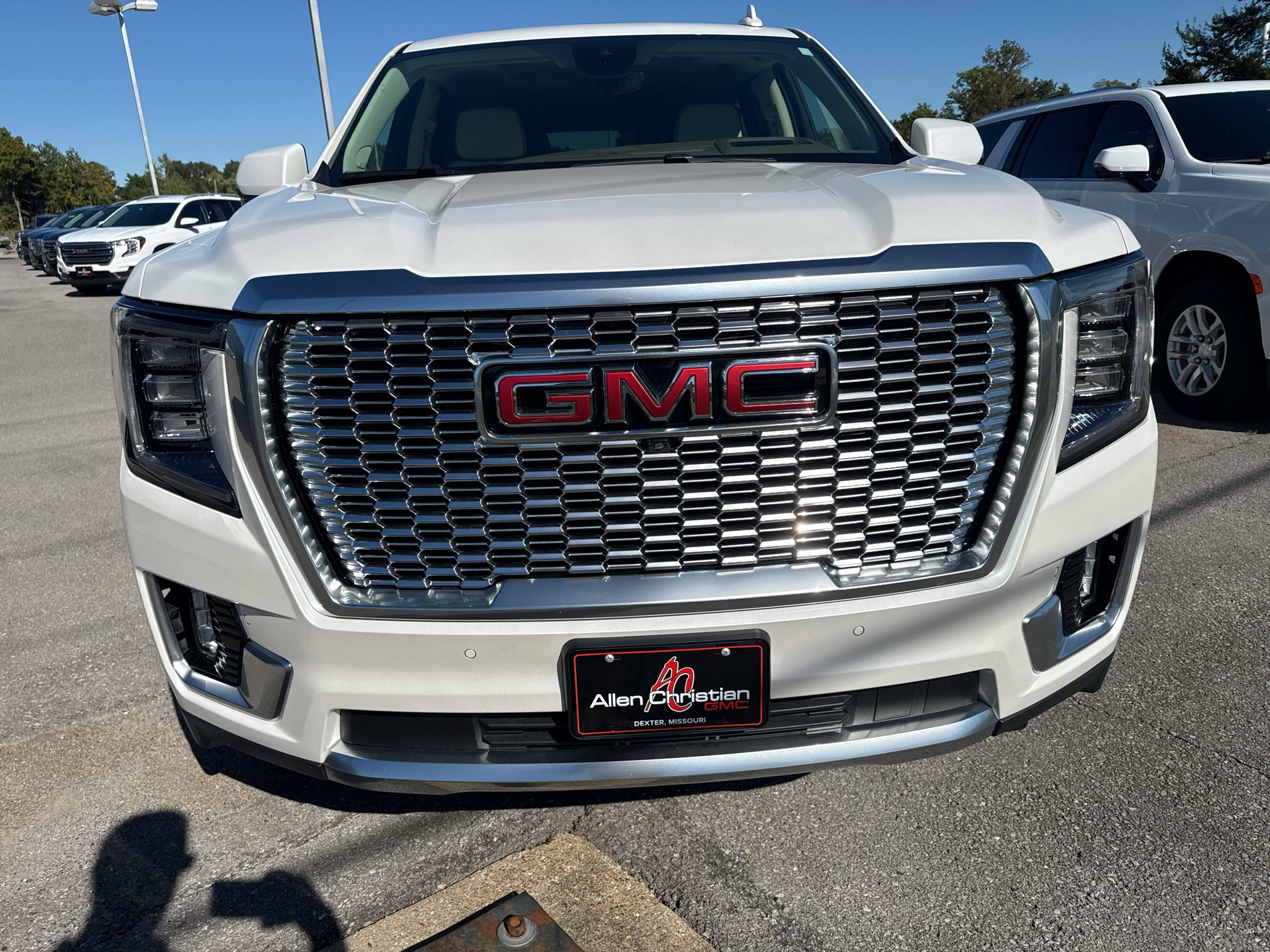 Used 2024 GMC Yukon Denali w/ Advanced Technology Package AWD/4WD image 4