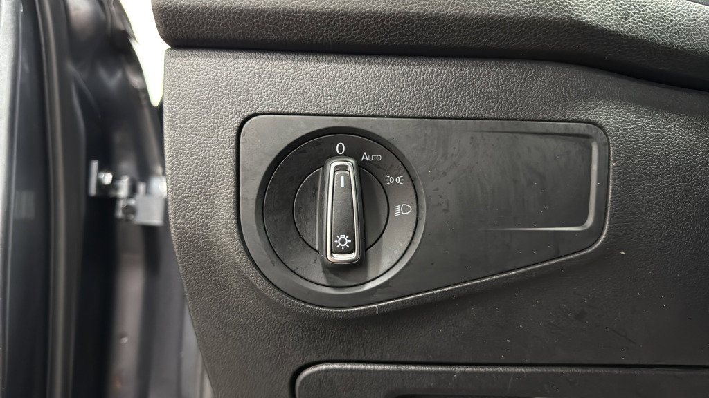 Used 2022 Volkswagen Tiguan SE image 39