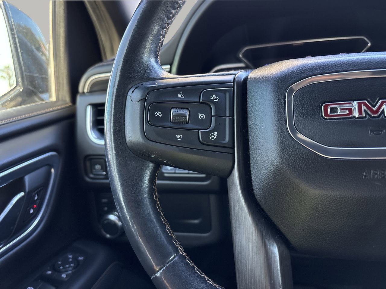 Used 2021 GMC Yukon XL AT4 w/ Technology Package image 29