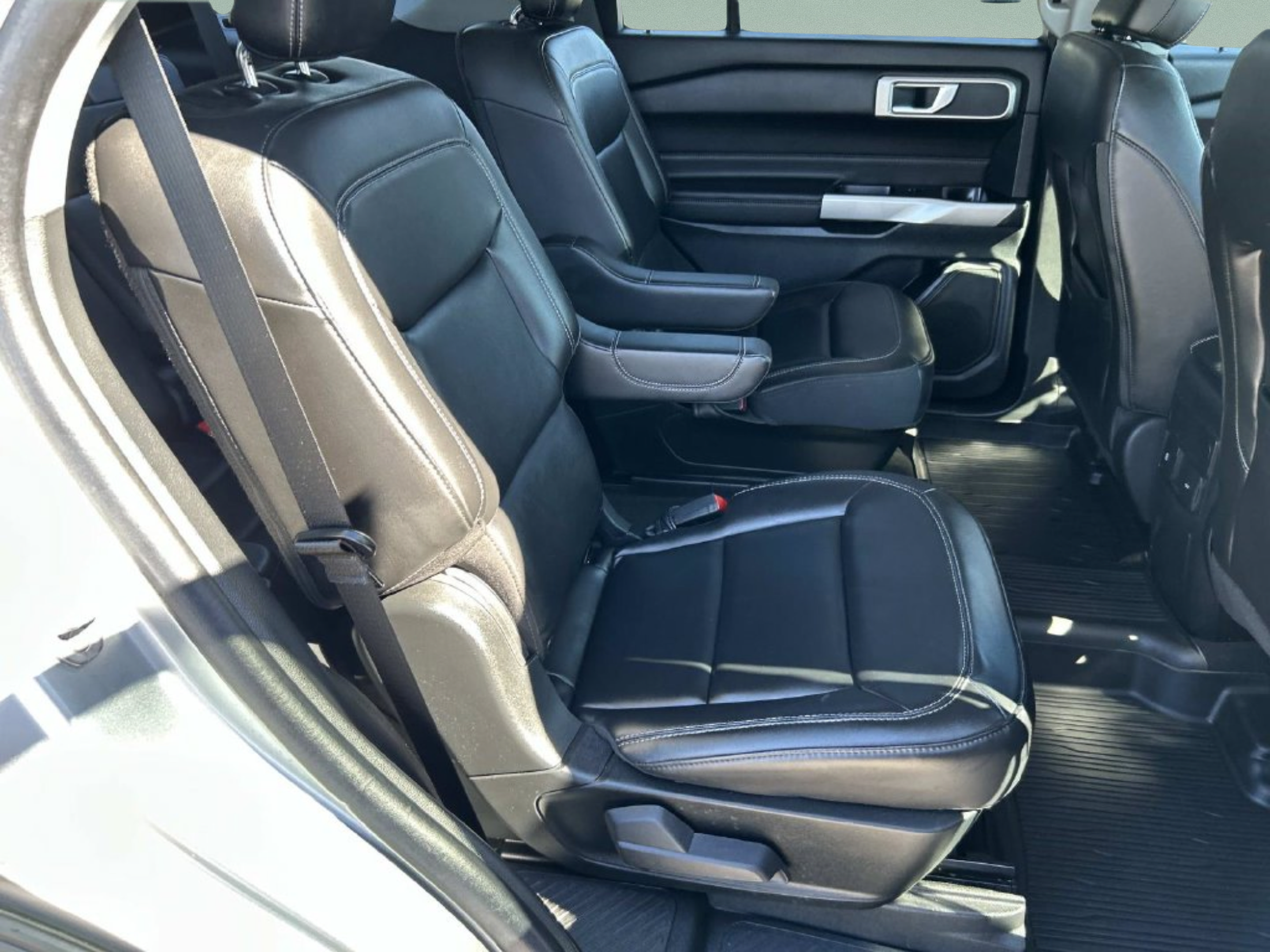 Used 2023 Ford Explorer XLT w/ Equipment Group 202A RWD image 19
