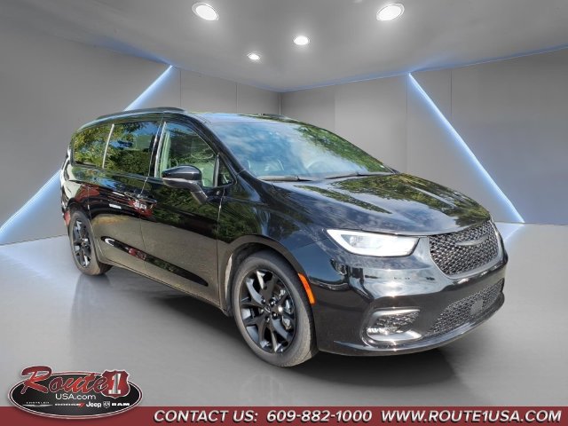 Used 2025 Chrysler Pacifica Limited FWD image 1
