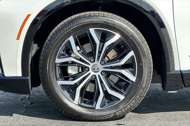 Certified 2025 Toyota Crown Signia image 31