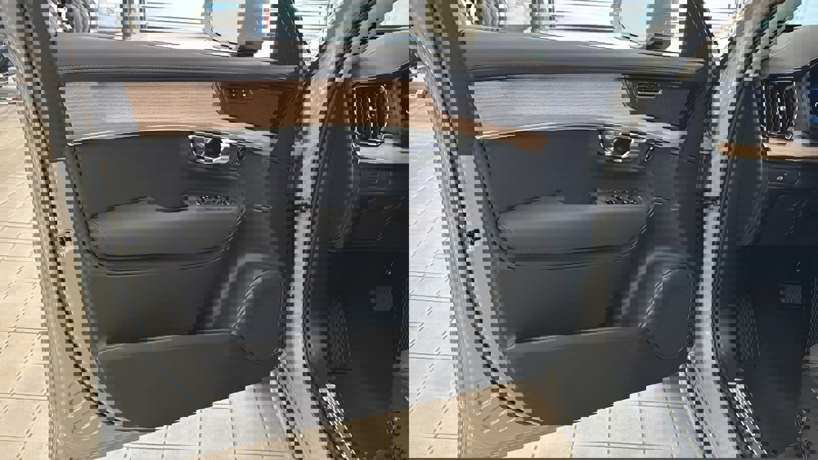 New 2026 Volvo XC90 B6 Plus w/ Protection Package Premier image 21