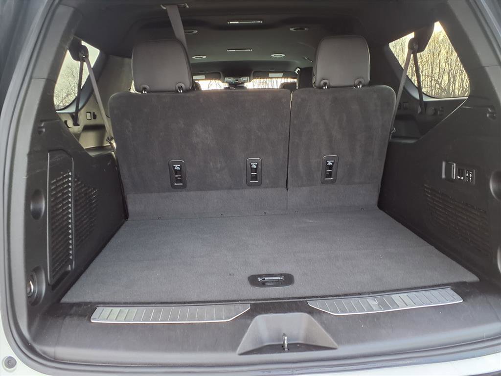 Used 2023 Chevrolet Suburban Premier image 32