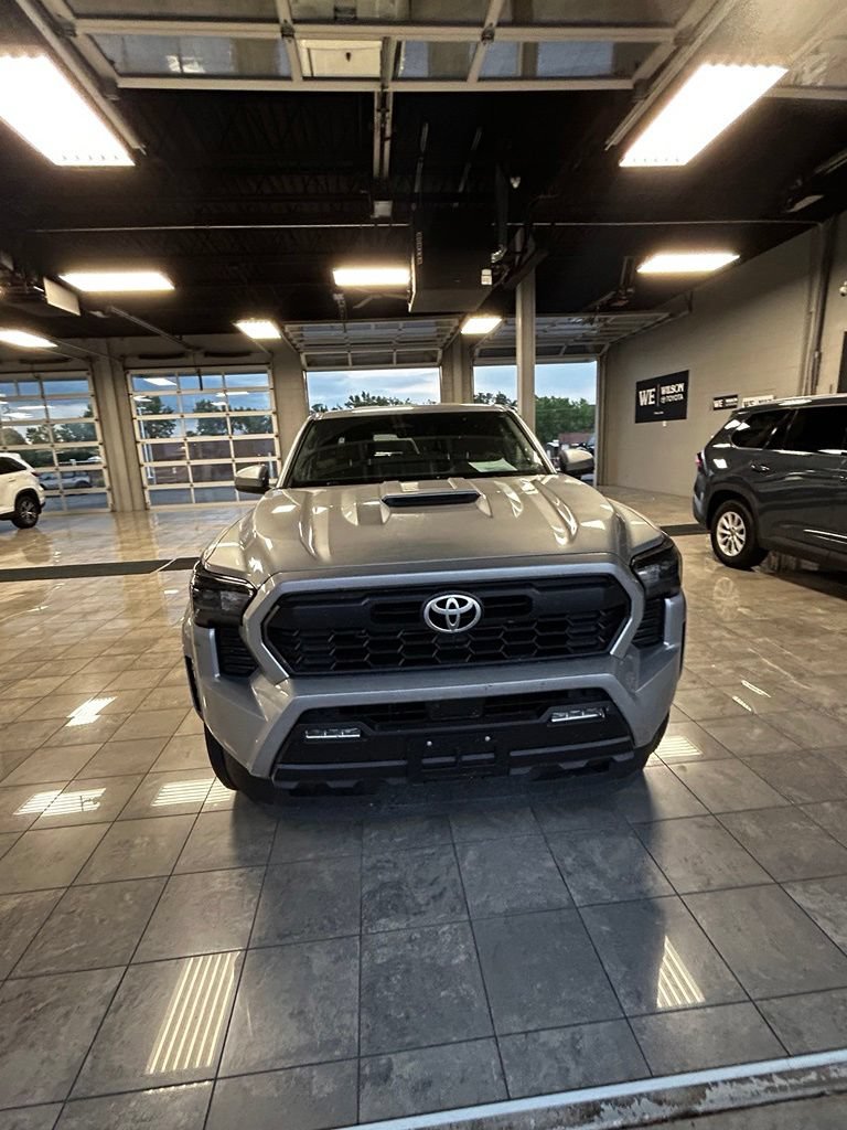 Certified 2025 Toyota Tacoma TRD Sport AWD/4WD image 1