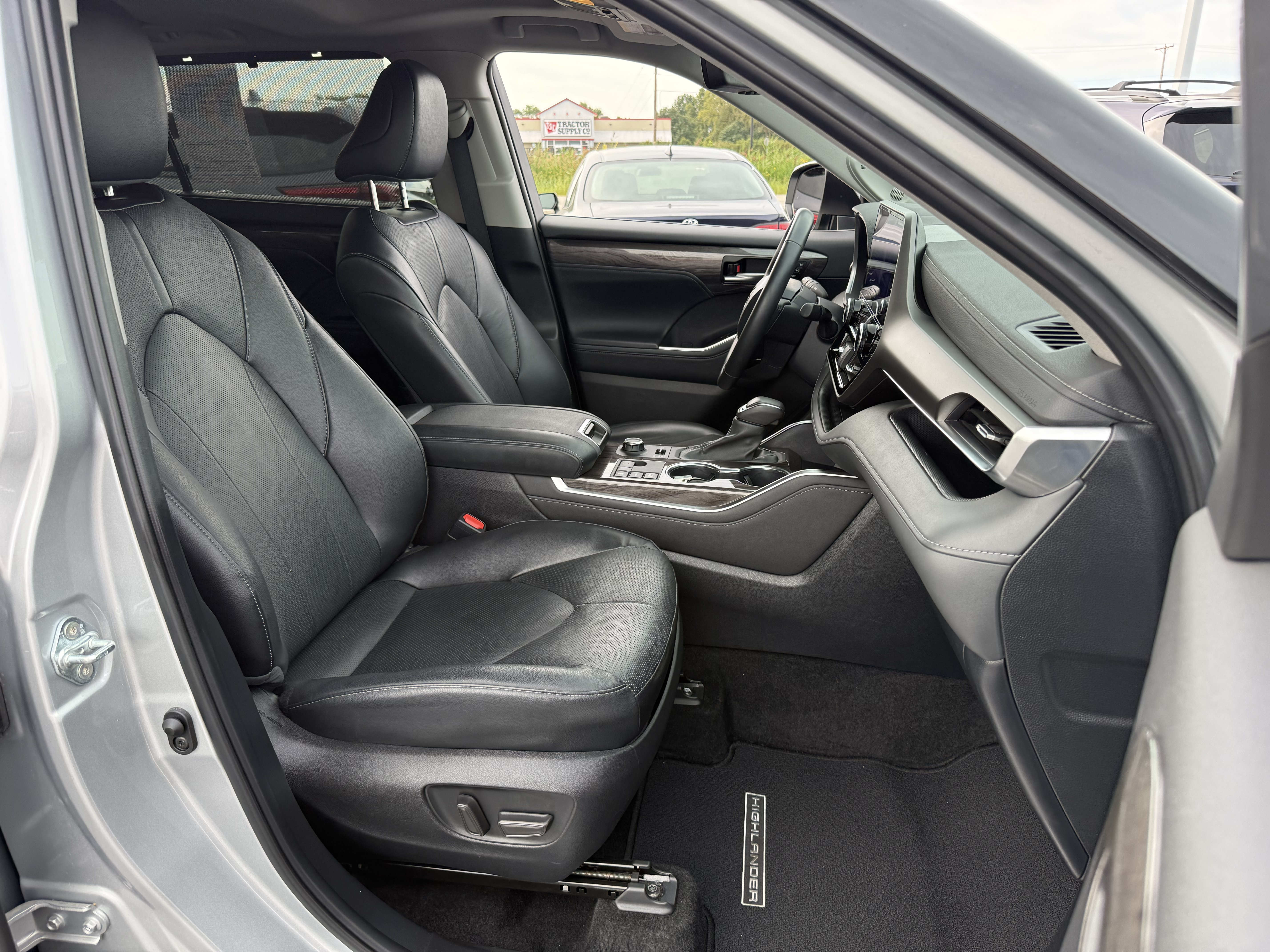Used 2024 Toyota Highlander Limited AWD/4WD image 30