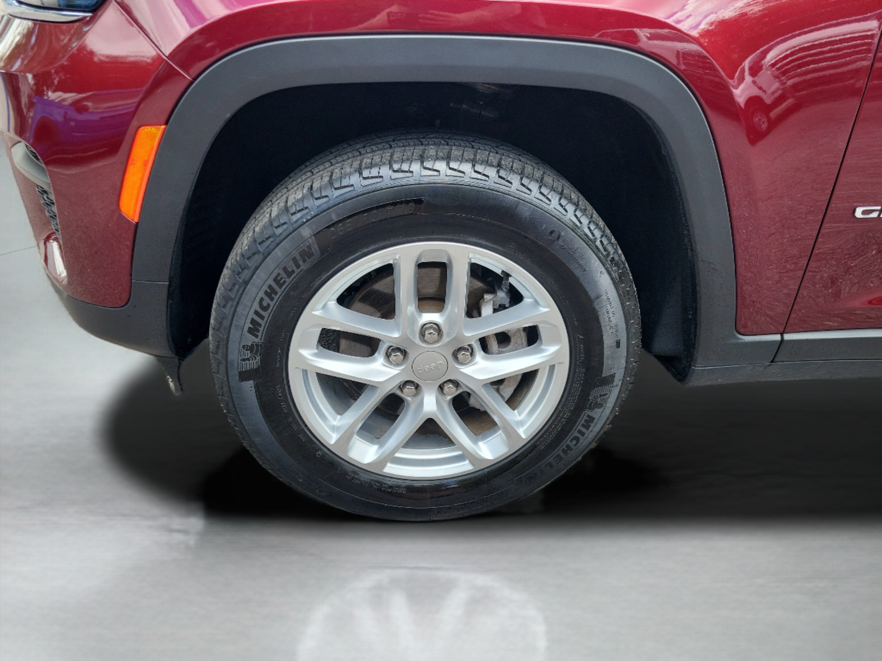 Used 2025 Jeep Grand Cherokee Laredo X RWD image 32