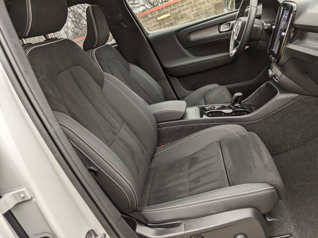 Certified 2025 Volvo XC40 B5 Plus image 22