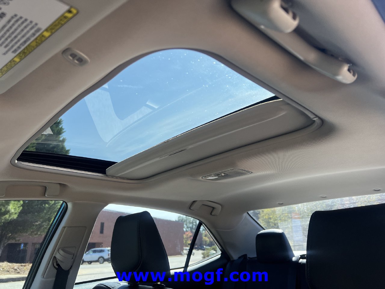 Used 2018 Toyota Corolla SE w/ SE Premium Package FWD image 18