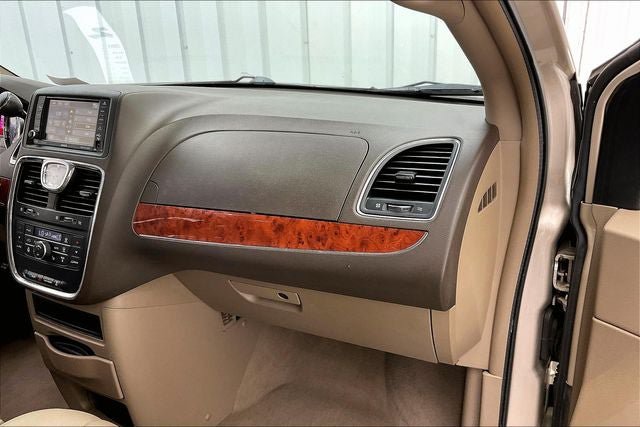 Used 2014 Chrysler Town & Country Touring-L w/ Trailer Tow Group FWD image 17