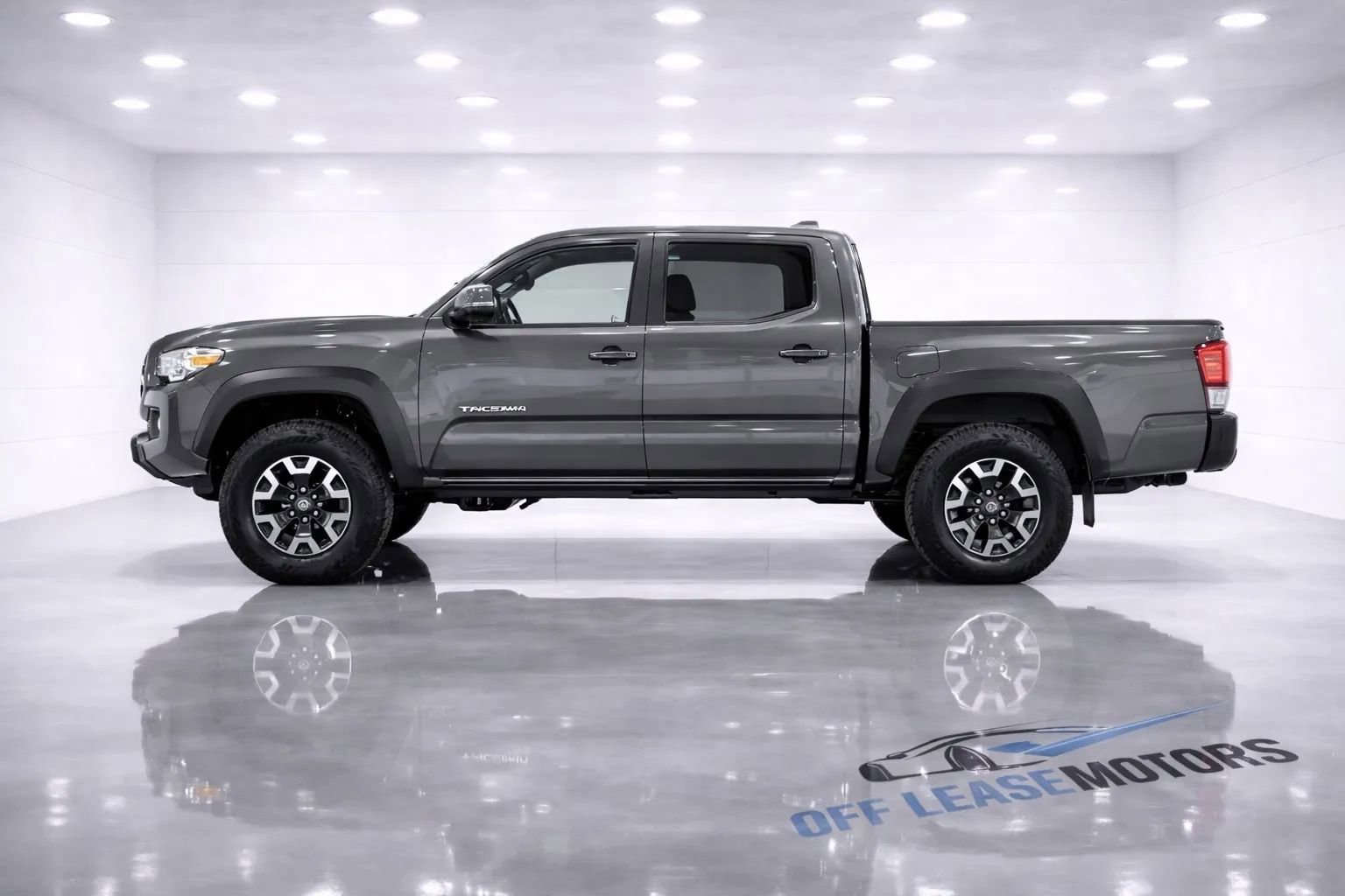 Used 2017 Toyota Tacoma TRD Off-Road w/ Tow Package image 2