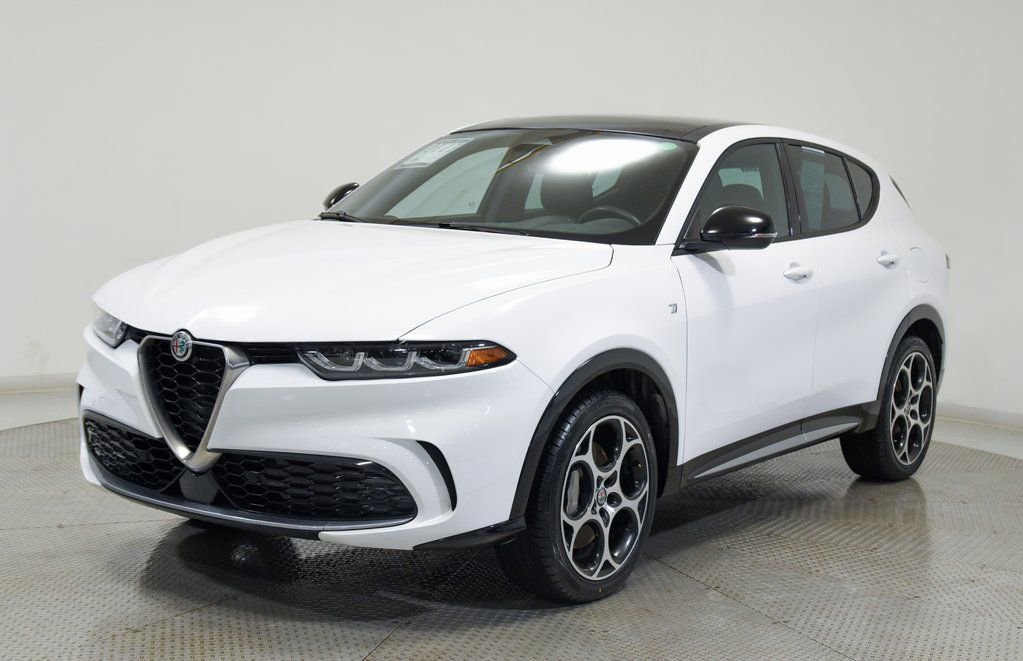 Used 2024 Alfa Romeo Tonale Ti w/ Premium Interior Package image 3