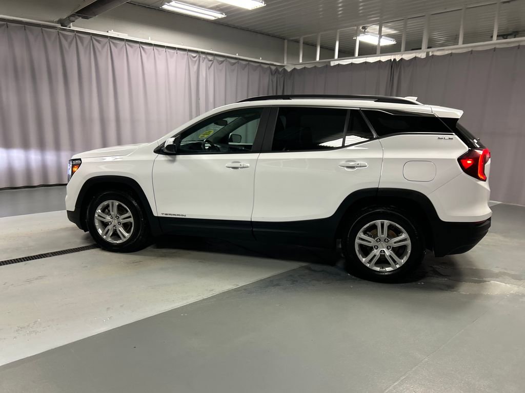Used 2022 GMC Terrain SLE w/ Driver Convenience Package image 4