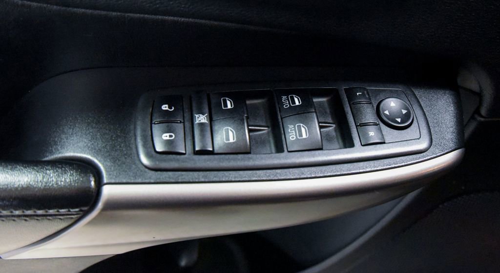 Used 2019 Jeep Cherokee Latitude Plus w/ Cold Weather Group FWD image 17