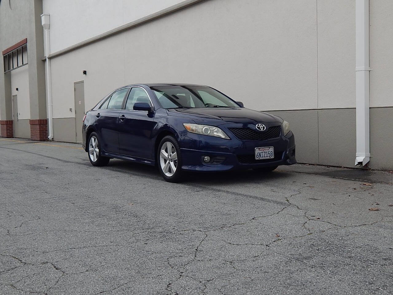 Used 2011 Toyota Camry SE w/ SE Extra-Value Pkg #1 FWD image 1