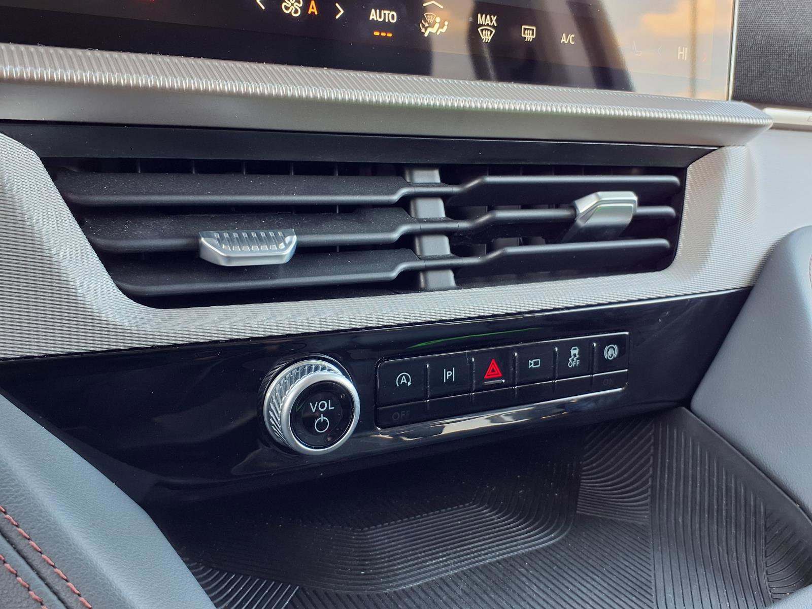 Used 2025 Ford Explorer Active w/ Active Comfort Package image 14