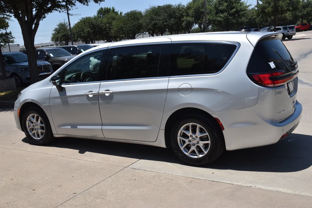 Used 2024 Chrysler Pacifica Touring-L FWD image 11