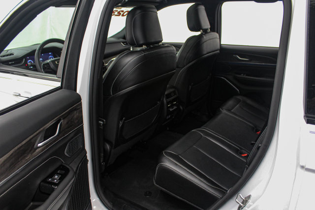 Used 2023 Jeep Grand Cherokee Overland AWD/4WD image 13