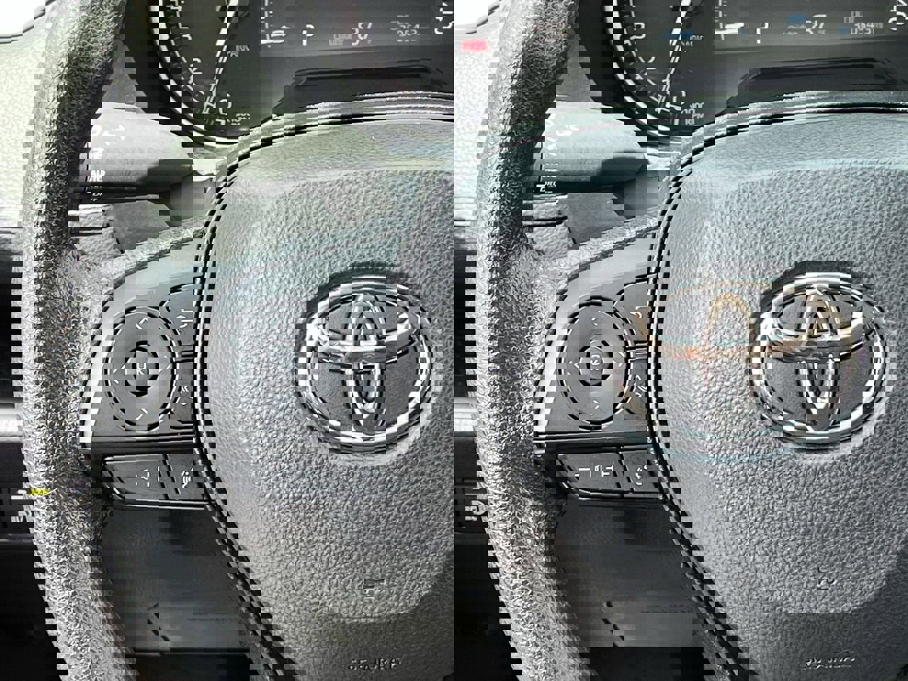 Used 2025 Toyota RAV4 XLE AWD/4WD image 12