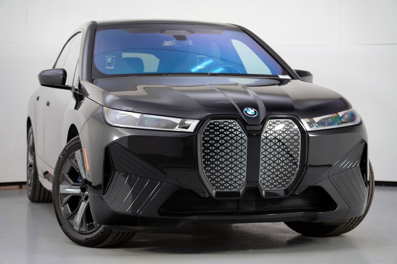 Used 2023 BMW iX M60 w/ Executive Package image 4